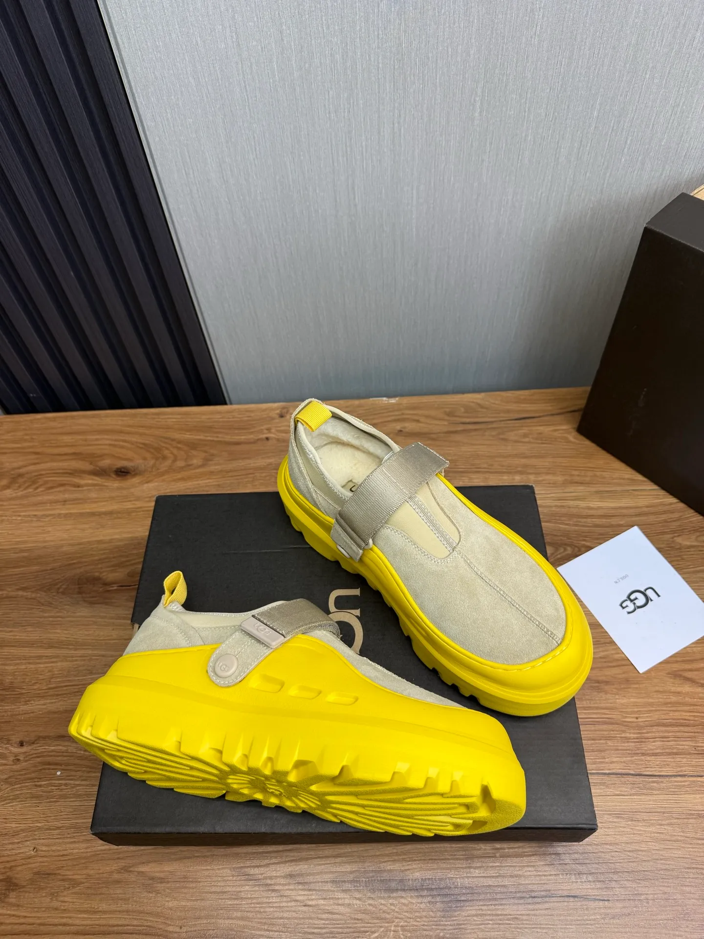 Men's shoes💰580💰Couples💖 New UGG fur integrated men's simple and fashionable snow boots. The most worth buying at the end of this year are warm casual shoes. Whether you are out and about at home, their comfortable and warm performance will be your most suitable fashion companion! The material is cowhide upper and imported wool is used inside. Warm and comfortable! The eva+ rubber patch outsole is cushioned, non-slip and wear-resistant, and has good elasticity. It is light and wear-resistant, comfortable and soft, and the new simple cut is more fashionable. It has both practicality and fashion sense, so you no longer have to worry about how to match it in winter, while still maintaining your fashionable taste. High-quality genuine wool. Look at the details for the material! Size: 35-40-41-42-43-44-44 sneaker size